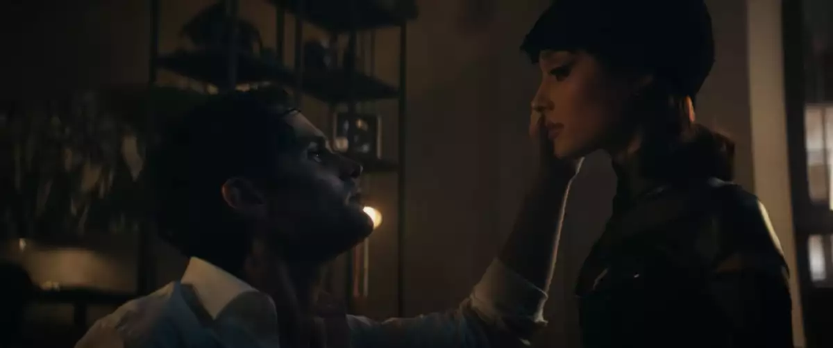 Ariana Grande es Gatúbela y Penn Badgley el alcalde de NY en "this boy is mine"