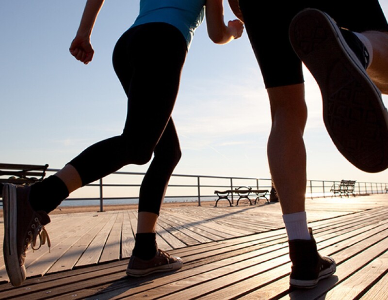 Sería ideal ir al gym y hacer ejercicio diario. Si no puedes, intenta dejar atrás la vida sedentaria y busca maneras de moverte.