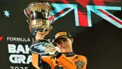 El piloto australiano de McLaren, Oscar Piastri, levanta el podio después de ganar el Gran Premio de Fórmula Uno de Bahréin en el Circuito Internacional de Bahréin en Sakhir el 13 de abril de 2025.
