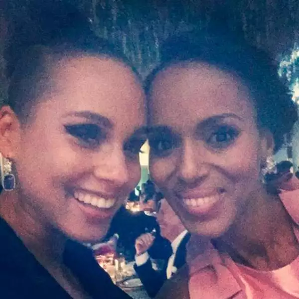 Kerry Washington y Alicia Keys, sonrientes de encontrarse esa noche.