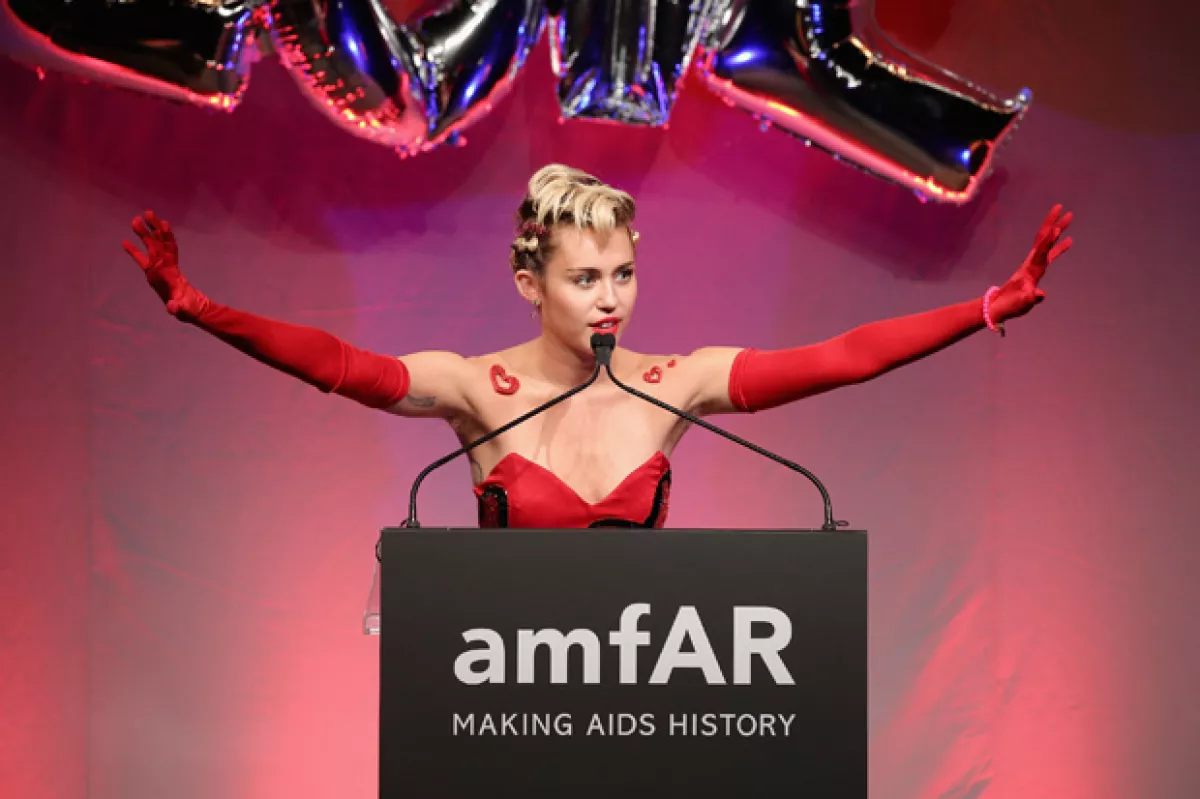 En repetidas veces, Miley Cyrus levantó sus brazos emocionada, ocasiones en las que se pudo notar su falta de depilación.