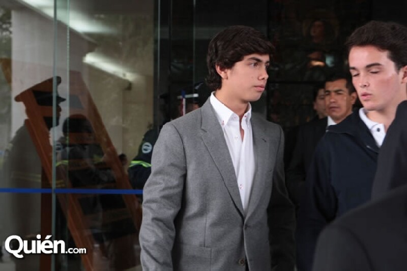 Alejandro estudia la secundaria en Houston, Texas. En ausencia de su papá él es el hombre de la casa. .