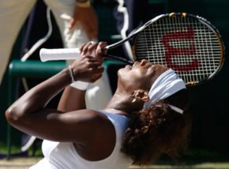 Serena Williams ganó el sábado su tercer título de Wimbledon al derrotar 7-6 (3), 6-2 a su hermana Venus en la final.