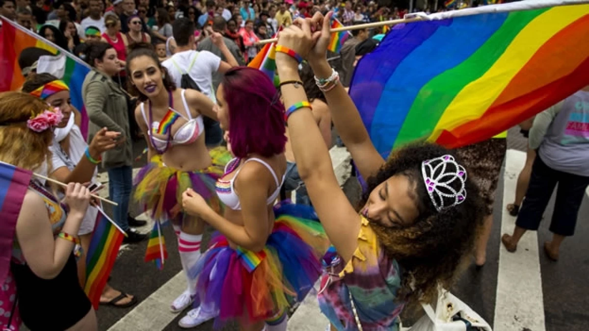 Integrantes de la comunidad gay en Nueva York celebran el fallo de la Corte de EU que les permitirá contraer matrimonio