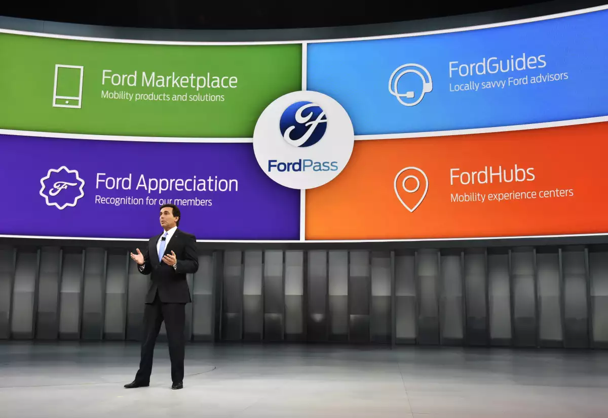Mark Fields, CEO de Ford, anunció a principios de año que la empresa se transformará en una compañía de servicios, movilidad, tecnología y autos.