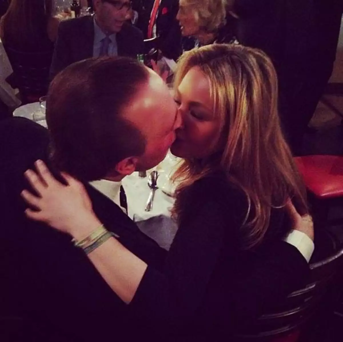 Thalía y Tommy sellaron su amor con este romántico beso.