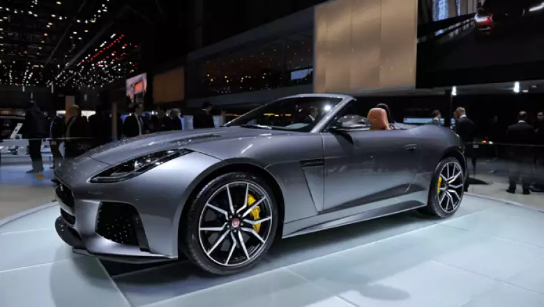 9. Jaguar F-Type SVR. Se trata del F-Type más potente y radical gracias a su motor V8 de 5.0 litros y 567 hp.