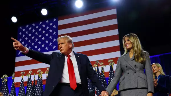 El candidato presidencial republicano y ex presidente de los Estados Unidos, Donald Trump, sostiene un puño mientras sube al escenario con su esposa Melania y su hijo Barron, siguiendo los primeros resultados de las elecciones presidenciales de Estados Unidos de 2024 en el Centro de Convenciones del Condado de Palm Beach, en West Palm Beach, Florida, EE. UU., 6 de noviembre de 2024