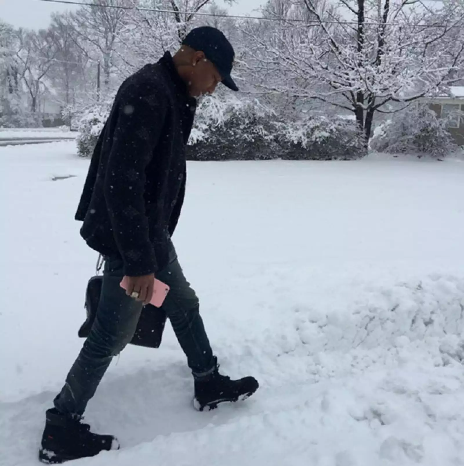 La tormenta no detuvo a Pharrell para ir a trabajar.