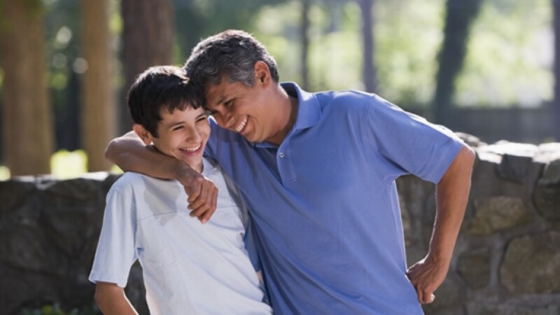 padre hijo abrazo adolescente