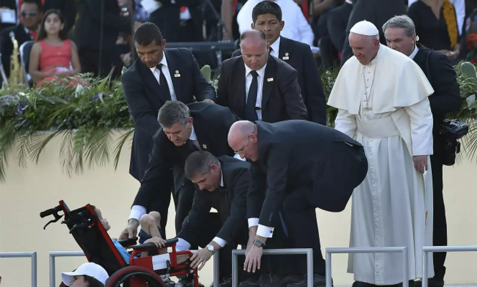 El papa Francisco habló frente a las familias e hizo subir al escenario a algunos fieles, como este pequeño en silla de ruedas.