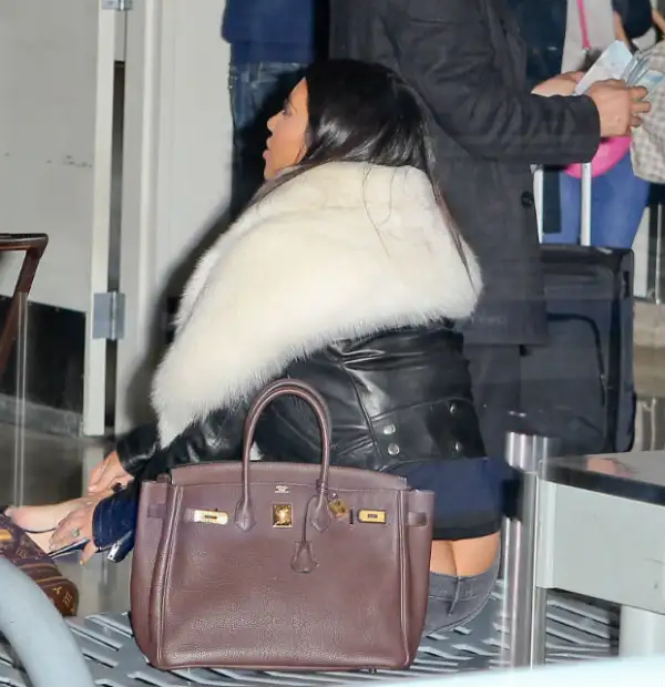 Kim en el aeropuerto de LA captada de una forma que seguramente no le gusta mucho.