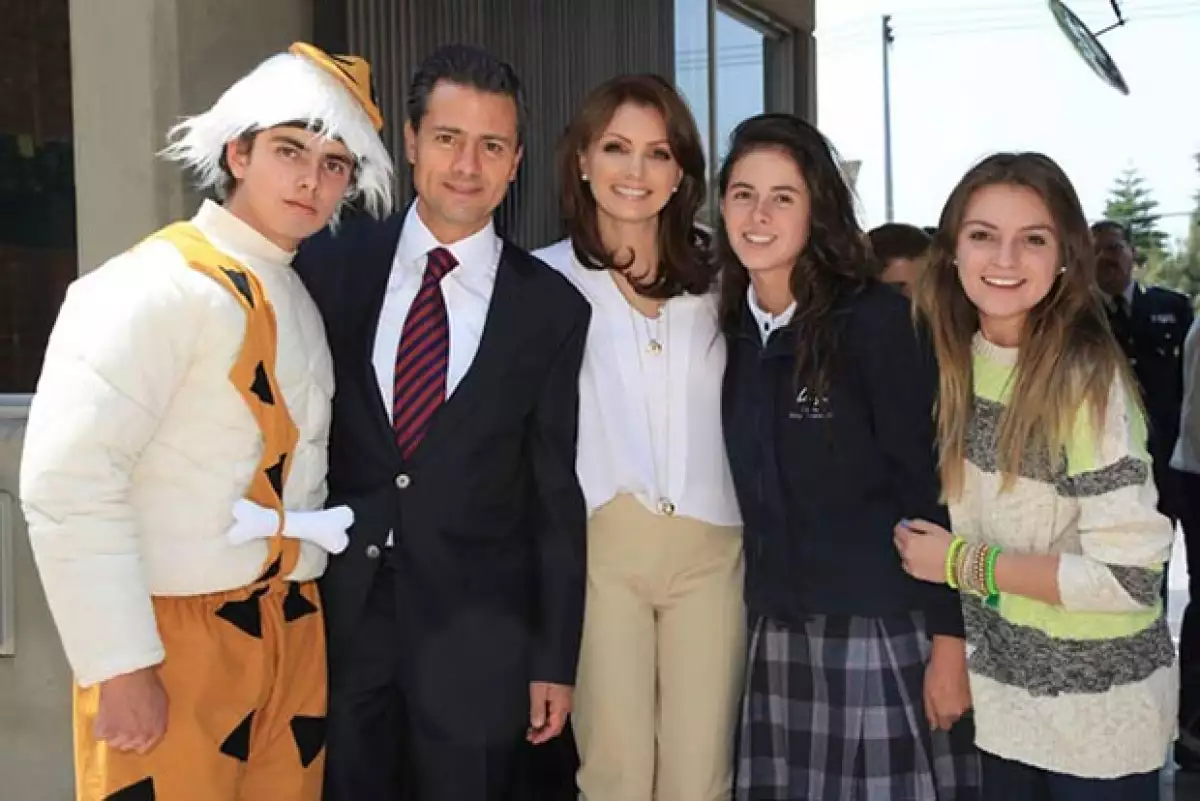 En mayo asistió a una presentación teatral del hijo de su esposo. En la imagen Alejandro, Enrique y Nicole Peña junto a Sofía Castro.