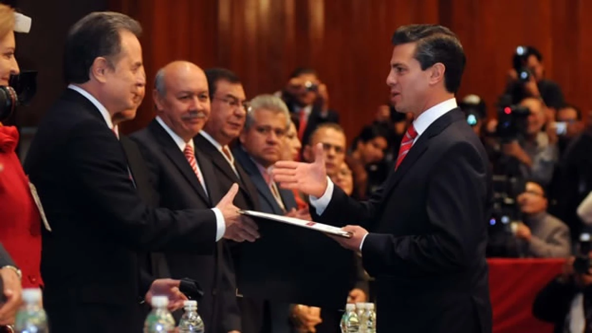 Enrique Peña Nieto entrega su solicitud de registro