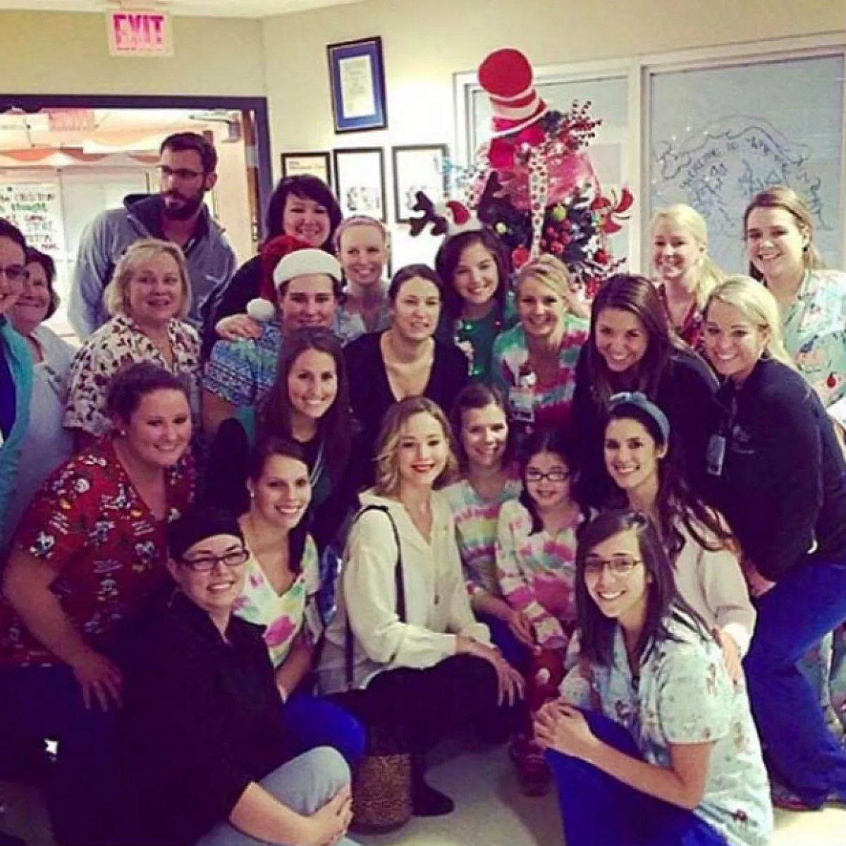 La foto de recuerdo de Jennifer con el personal y pacientes del hospital.