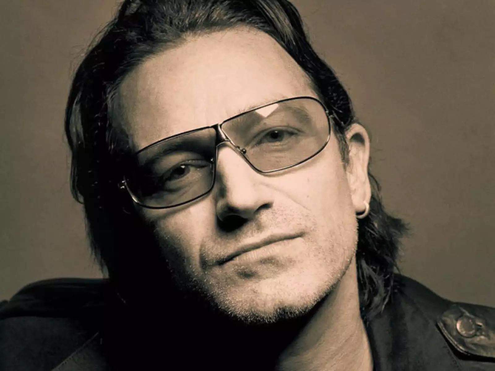 Es muy raro ver a Bono sin este accesorio, de hecho en un episodio de la serie animada de televisión Los Simpson lo dibujaron usando sus característicos lentes naranja.