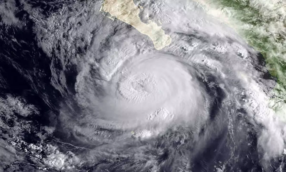 El huracán tocaría Los Cabos la mañana del miércoles, alertaron autoridades. (Foto: AP)
