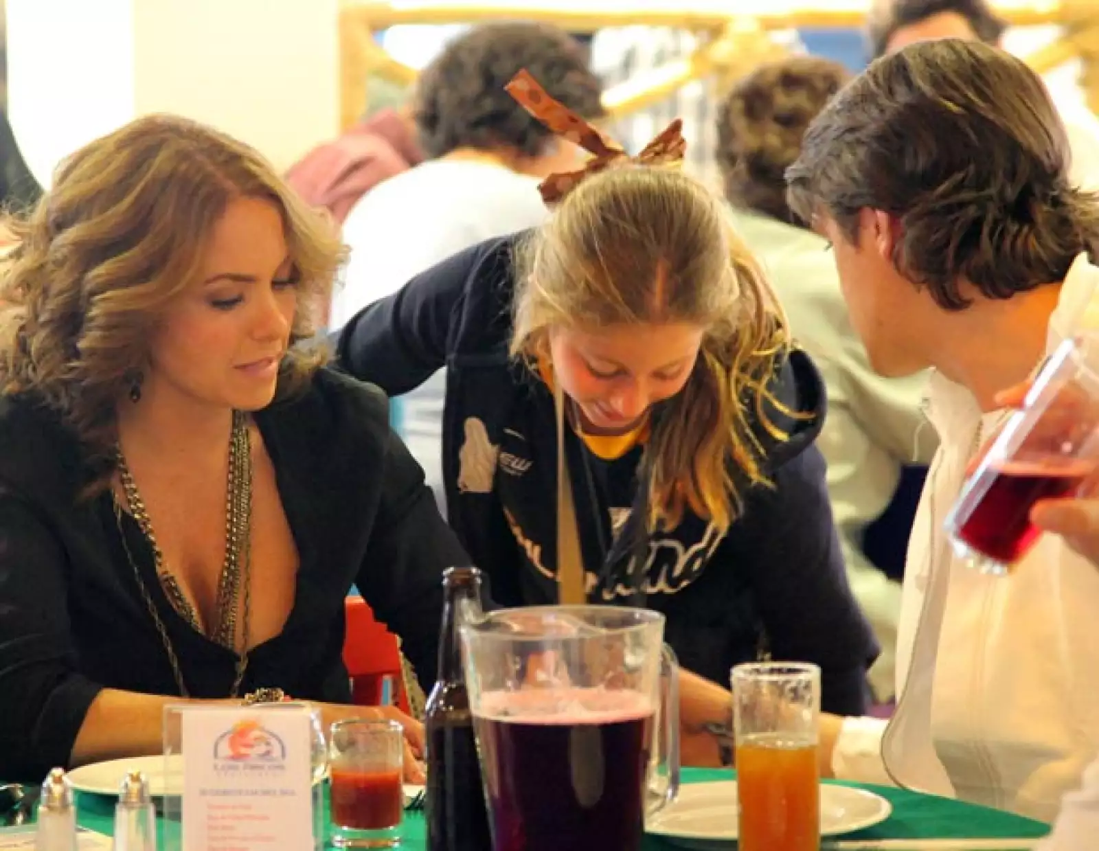 Como nos tiene acostumbrados, Lucero lució sexy y muy guapa con una blusa escotada negra.