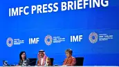 La directora de Comunicaciones del FMI, Julie Kozack; el ministro de Finanzas de Arabia Saudita, Mohammed al-Jadaan, y la directora gerente del organismo, Kristalina Georgieva, durante una conferencia de prensa en Bangkok.