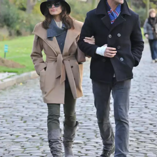 Eva Mendes camina por las calles de París con una prenda con motivos de pata de gallo en color gris.
