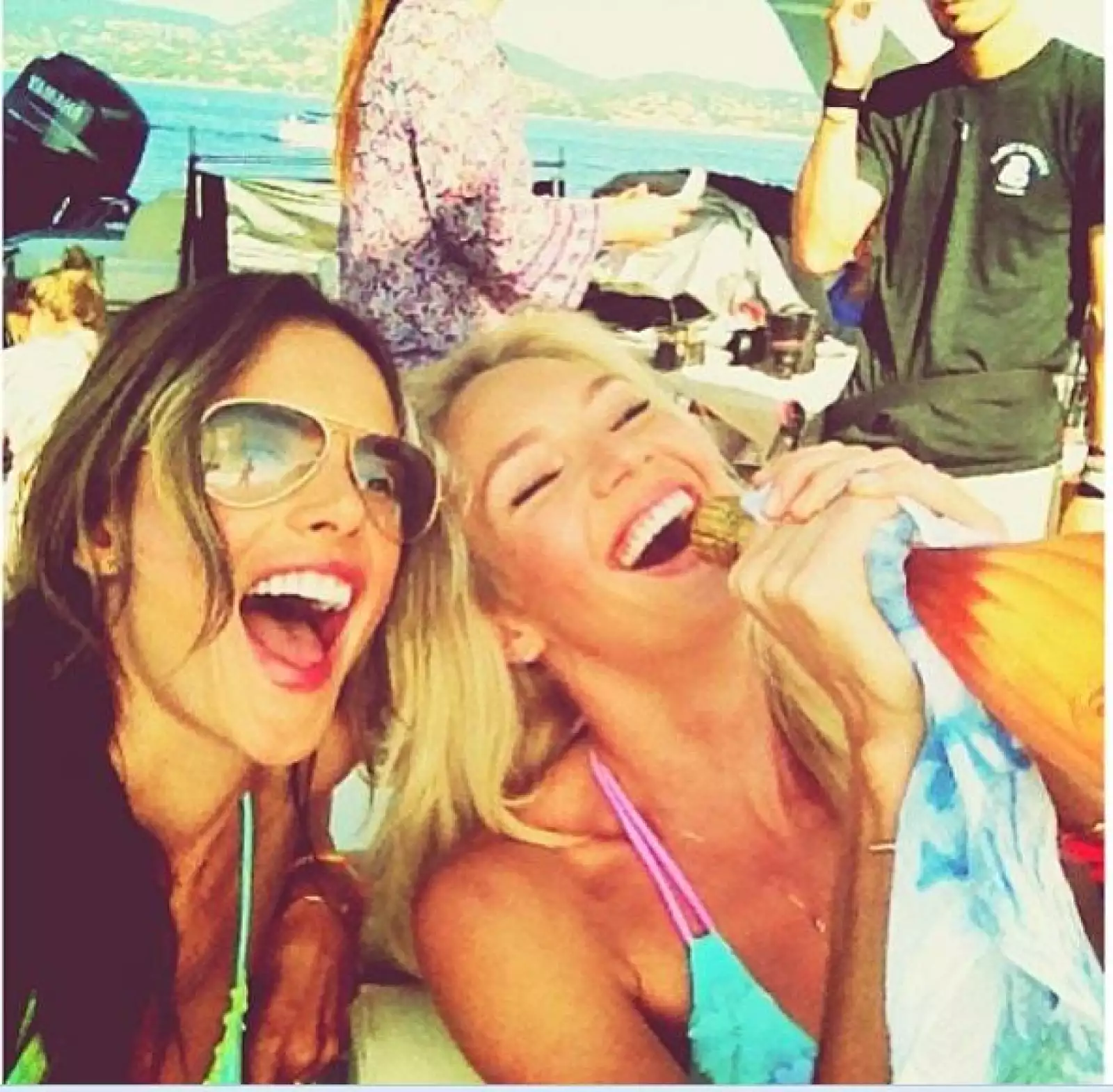 Alessandra Ambrosio y Candice Swanepoel aprovecharon un descanso del rodaje d su nueva campaña publicitaria para divertirs en el mar.