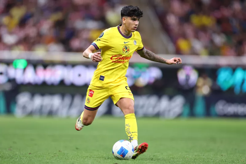 Kevin Álvarez, herido por un botellazo durante el clásico ante Chivas