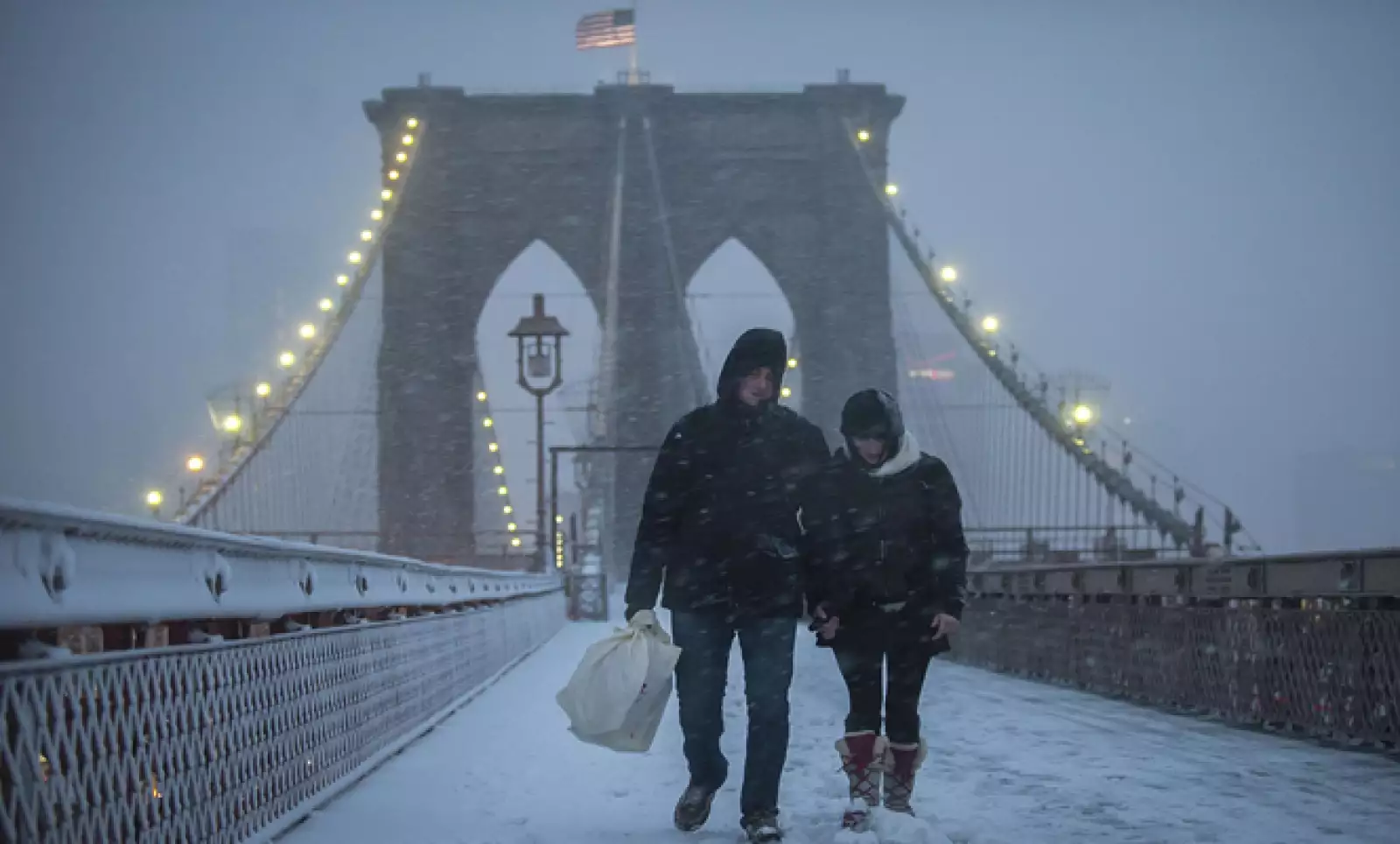 Una pareja se abre paso en el Puente Blooklyn de Nueva York.