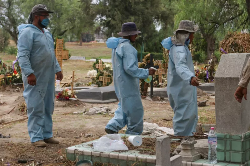 Trabajadores del Panteón San Lorenzo Tezonco se sanitizan antes y después de sepultar a féretros de muertes a causa de Covid-19