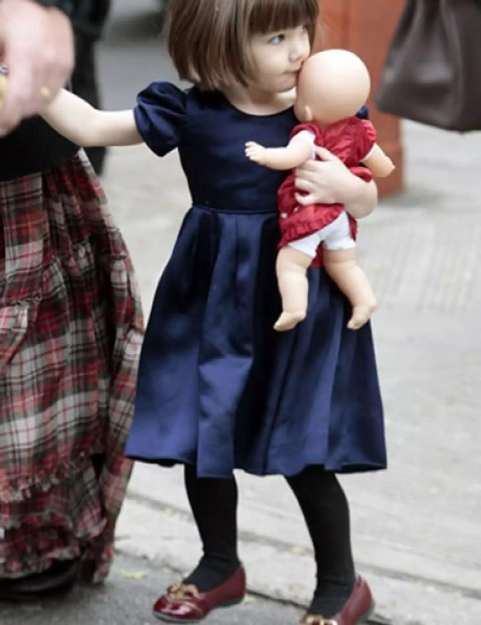 Un look muy adhoc, tan fashion como el West Village, fue el que llevó Suri para salir de compras.