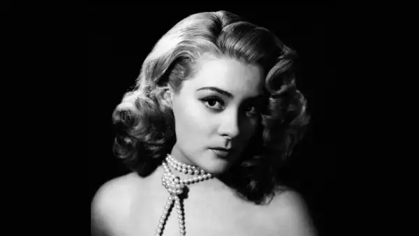 Foto en blanco y negro de Silvia Pinal de joven con un collar de perlas