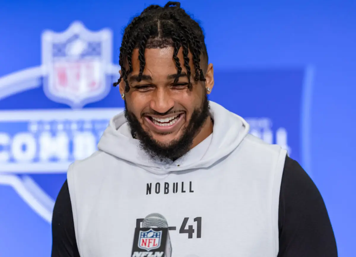 Foto de Marshawn Kneeland, el número 94 de los Vaqueros de Dallas, sonriendo a la cámara.