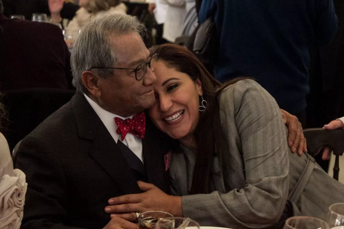 CIUDAD DE MÉXICO, 15ENERO2018.- Con motivo del Día del Compositor, celebración que conmemora la fundación de la Sociedad de Autores y Compositores, se realizó una comida y ambientada con música en vivo para los integrantes del gremio. En la imagen, Armando Manzanero, presidente&nbsp;de la Sociedad de Autores y Compositores de México (SACM), y su esposa Laura Elena Villa.
FOTO: GALO CAÑAS /CUARTOSCURO.COM