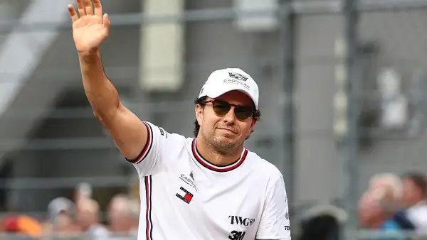 Sergio Pérez, de México y del equipo Cadillac F1 Team, saluda durante el desfile de pilotos previo al Gran Premio de Singapur de Fórmula 1 en el circuito urbano de Marina Bay, el 11 de octubre de 2026, en Singapur.
