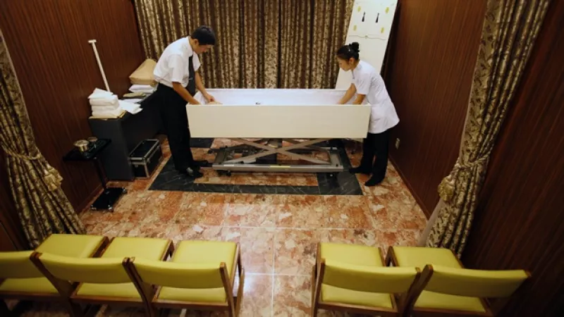 trabajadores preparan un cadaver