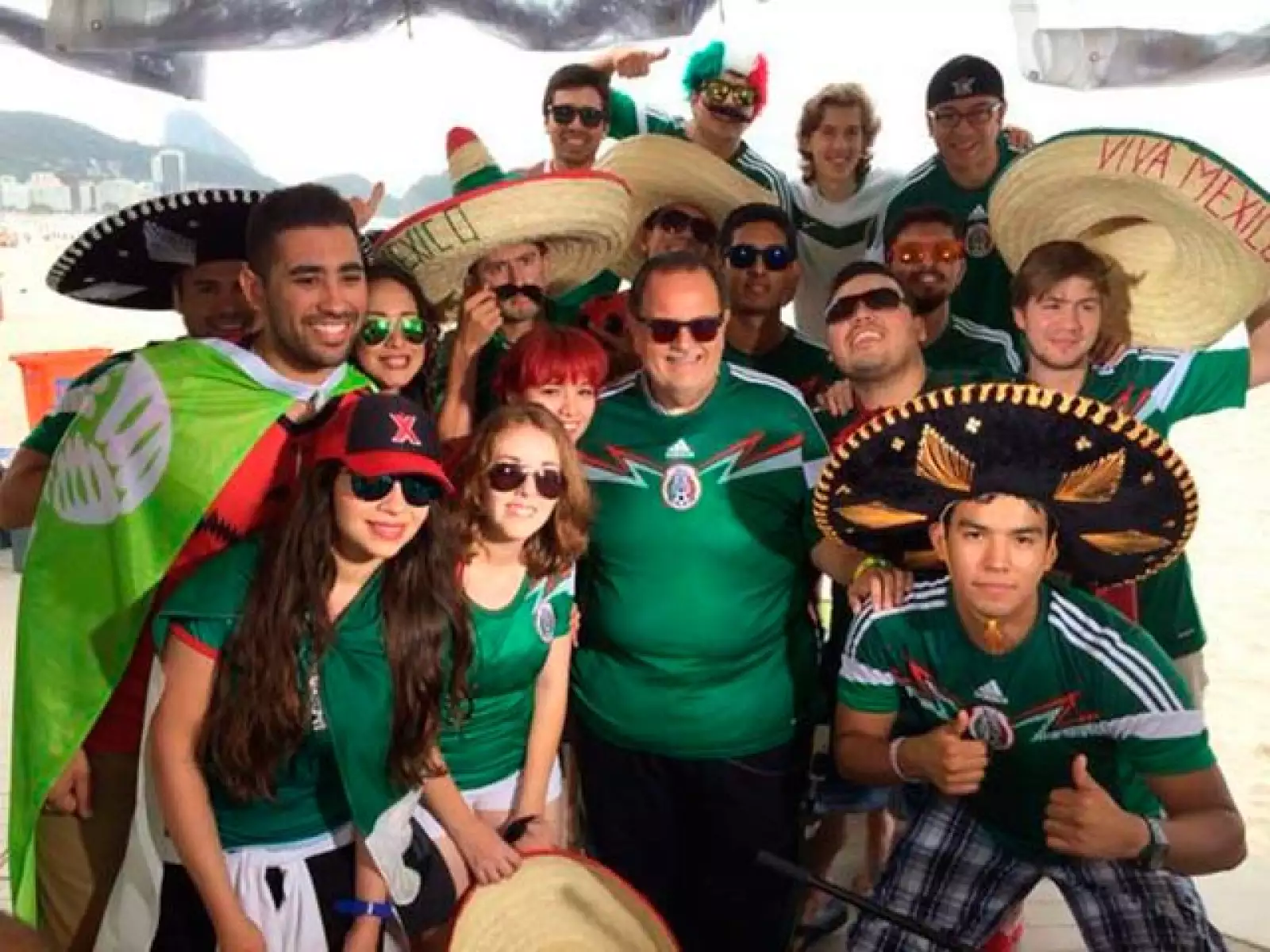 Raúl de Molina no dudó en apoyar al equipo mexicano.