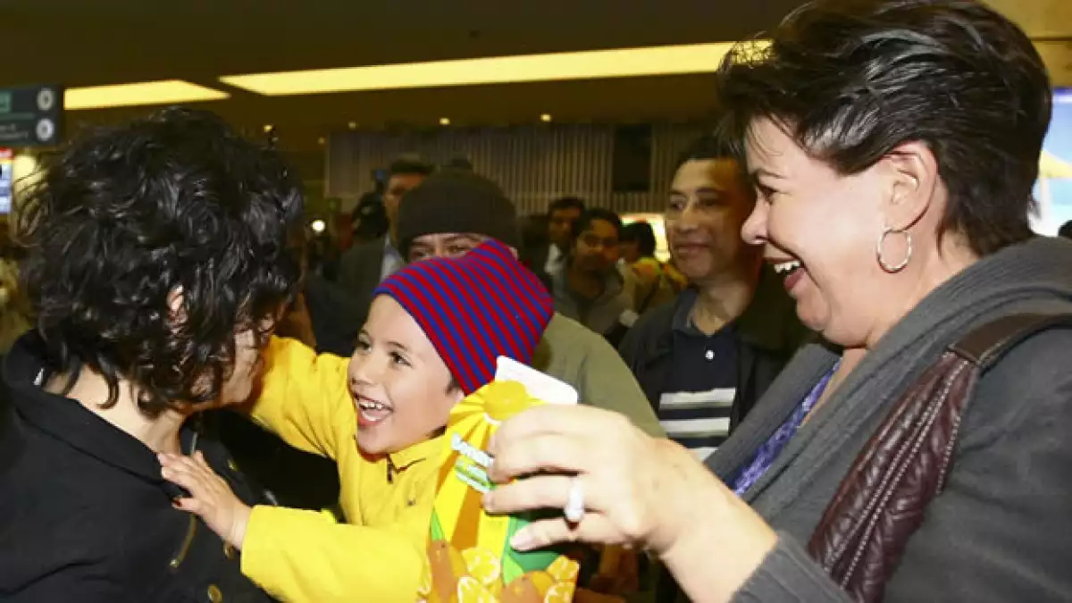 Mexicanos que regresaron de Chile son recibidos por sus familiares en el aeropuerto del Distrito Federal