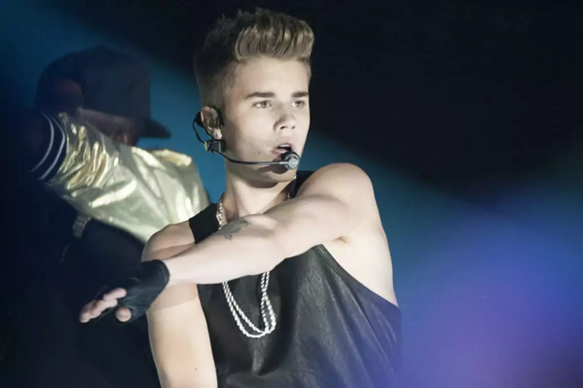 El cantante se presentó durante el medio tiempo de la Copa Grey pero al parecer su presencia no fue bien recibida.