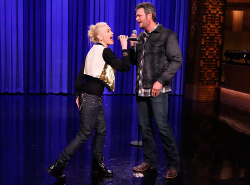 Tras semanas de especulaciones, el representante de la cantante declaró que su amistad de años se ha convertido en amor de pareja.