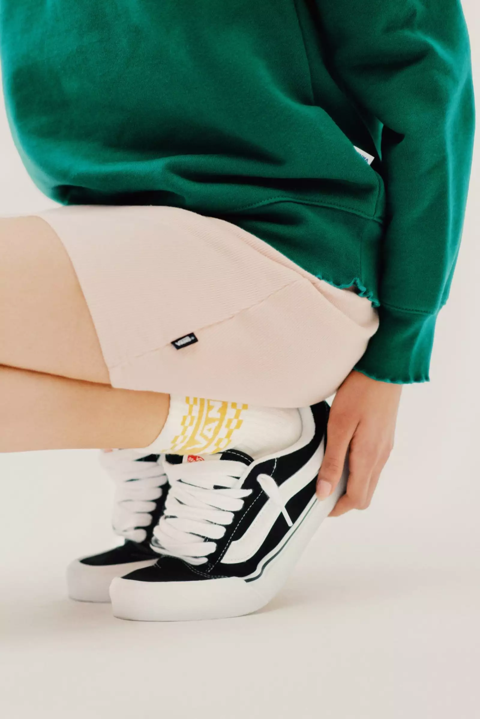 Close up a los Knu Skool de Vans negros con el sidestripe en blanco