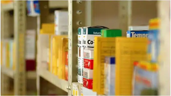 En la imagen, medicamentos en un estante.