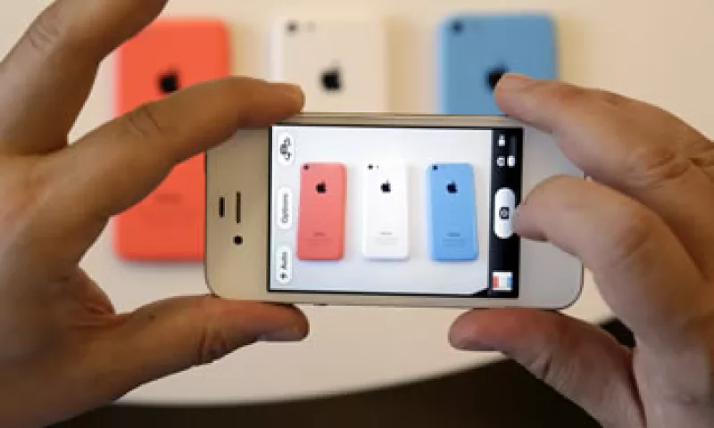 El nuevo iPhone 5C tuvo una tibia recepción en China, donde usualmente hay grandes filas para los productos de Apple. (Foto: AP)