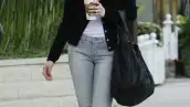 Ashley Simpson sale de un salón de belleza en Los Ángeles, California, y disfruta de una cálida bebida.