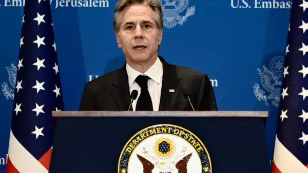 El secretario de Estado de los Estados Unidos, Antony Blinken, se dirige a una conferencia de prensa en Tel Aviv el 9 de enero de 2024, durante su viaje de una semana de duración destinado a calmar las tensiones en todo Oriente Medio, en medio de continuas batallas entre Israel y el grupo militante palestino Hamas en Gaza.