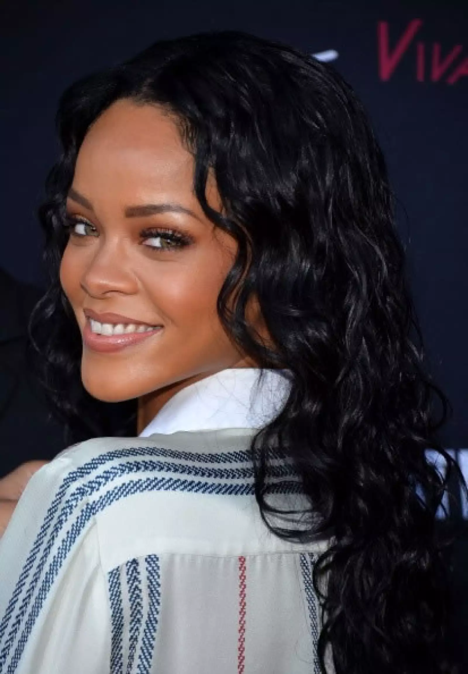 Rihanna luce hermosa incluso con un wavy look en pelo largo.