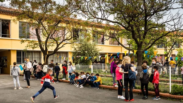 Luego de tres semanas de cierre por la pandemia, los centros de preescolar y primaria reabrieron este lunes en Francia, pero deberán mantener un estricto protocolo sanitario que conlleva la suspensión de una clase si se detecta un caso de COVID-19.