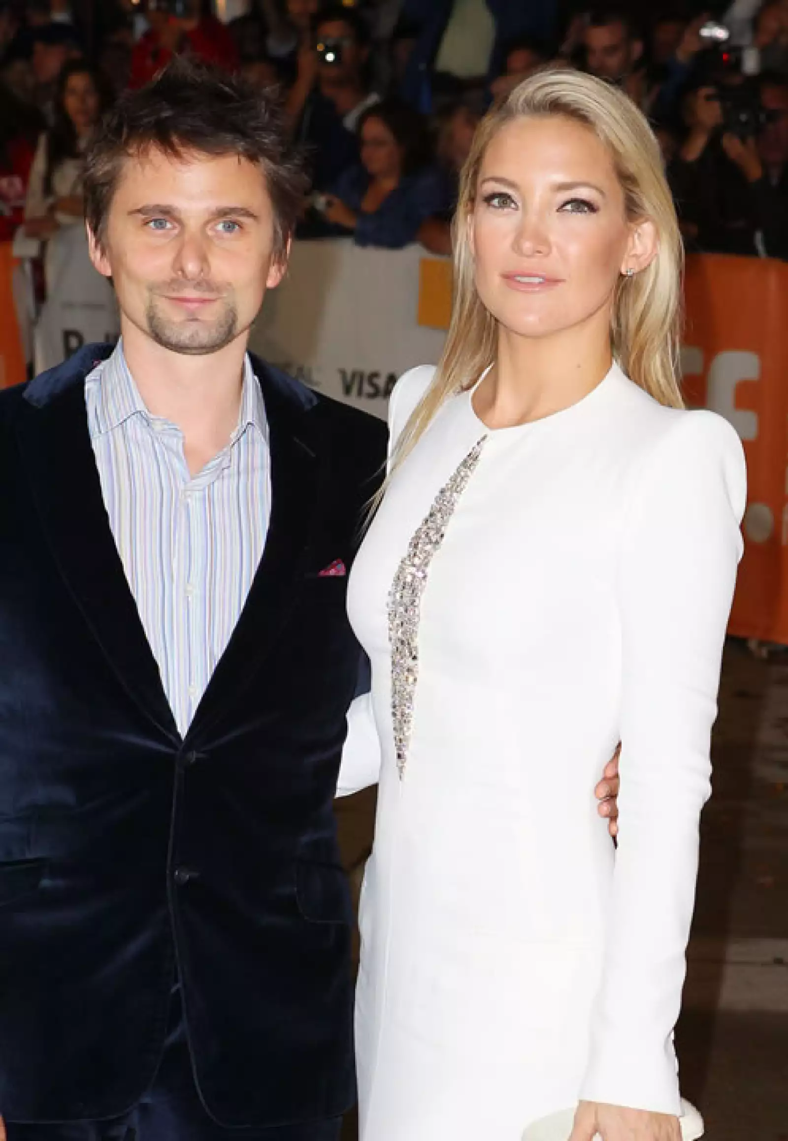 Tiempo de compromiso: 2 años y 2 meses. De acuerdo con People, a pesar de tener ya un bebé de 2 años, Kate Hudson y su novio Matthew Bellamy han declarado que se casarán cuando lo crean pertinente.