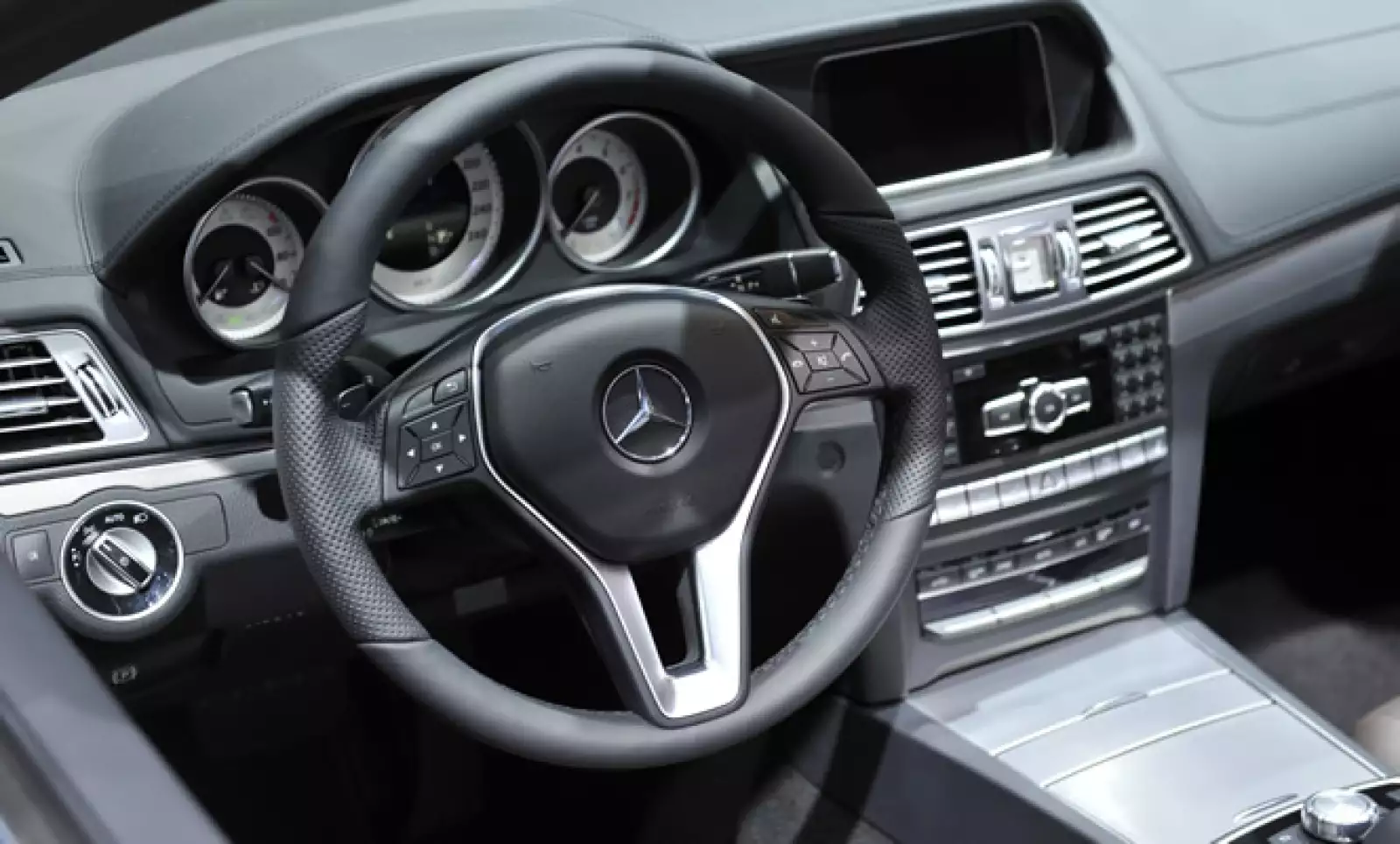 Vista del interior de la Cabriolet Mercedes Benz Clase E.