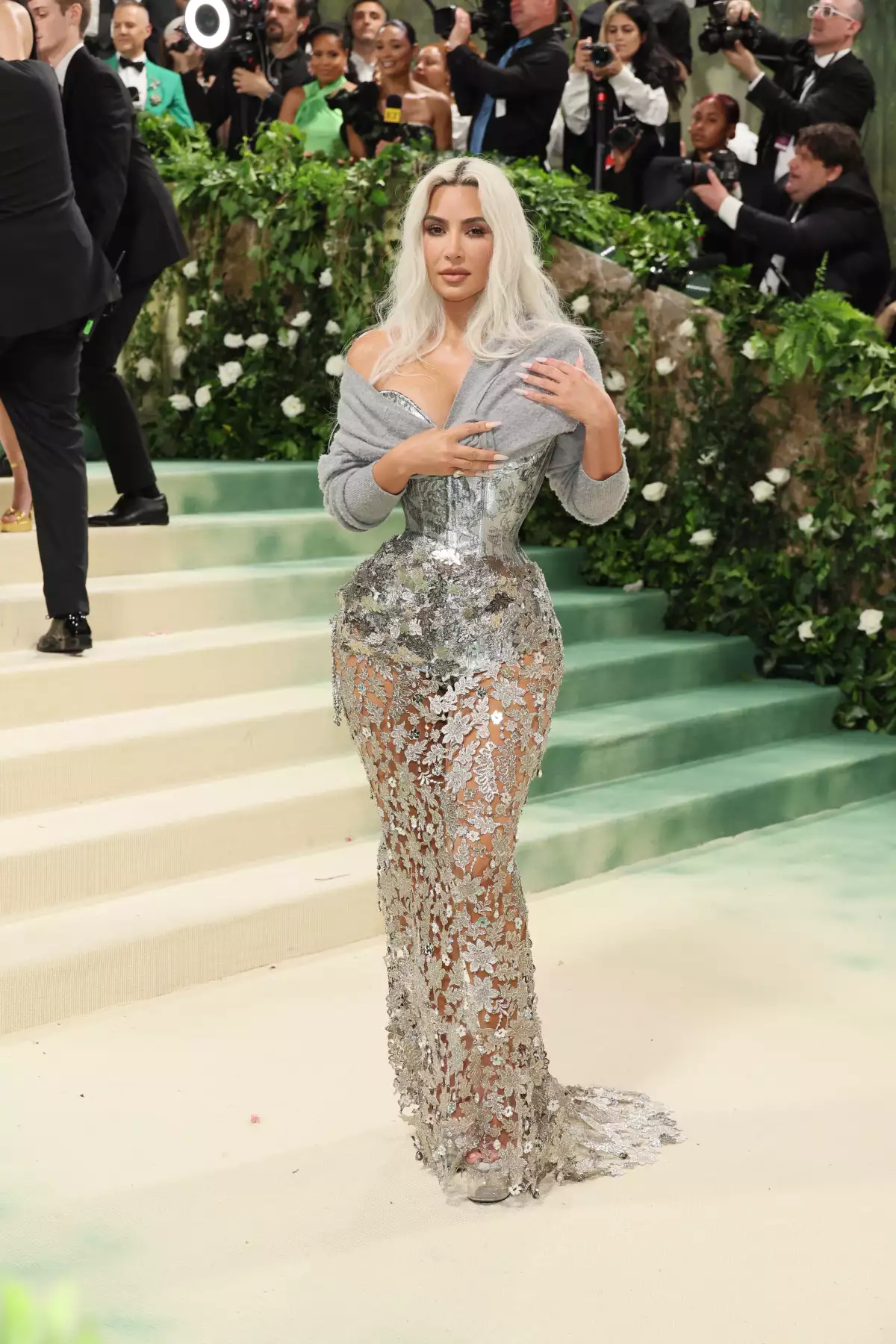 Kim K'S Tiny Waist: Is It Photoshop? The Debate Rages On! - zbd0kon