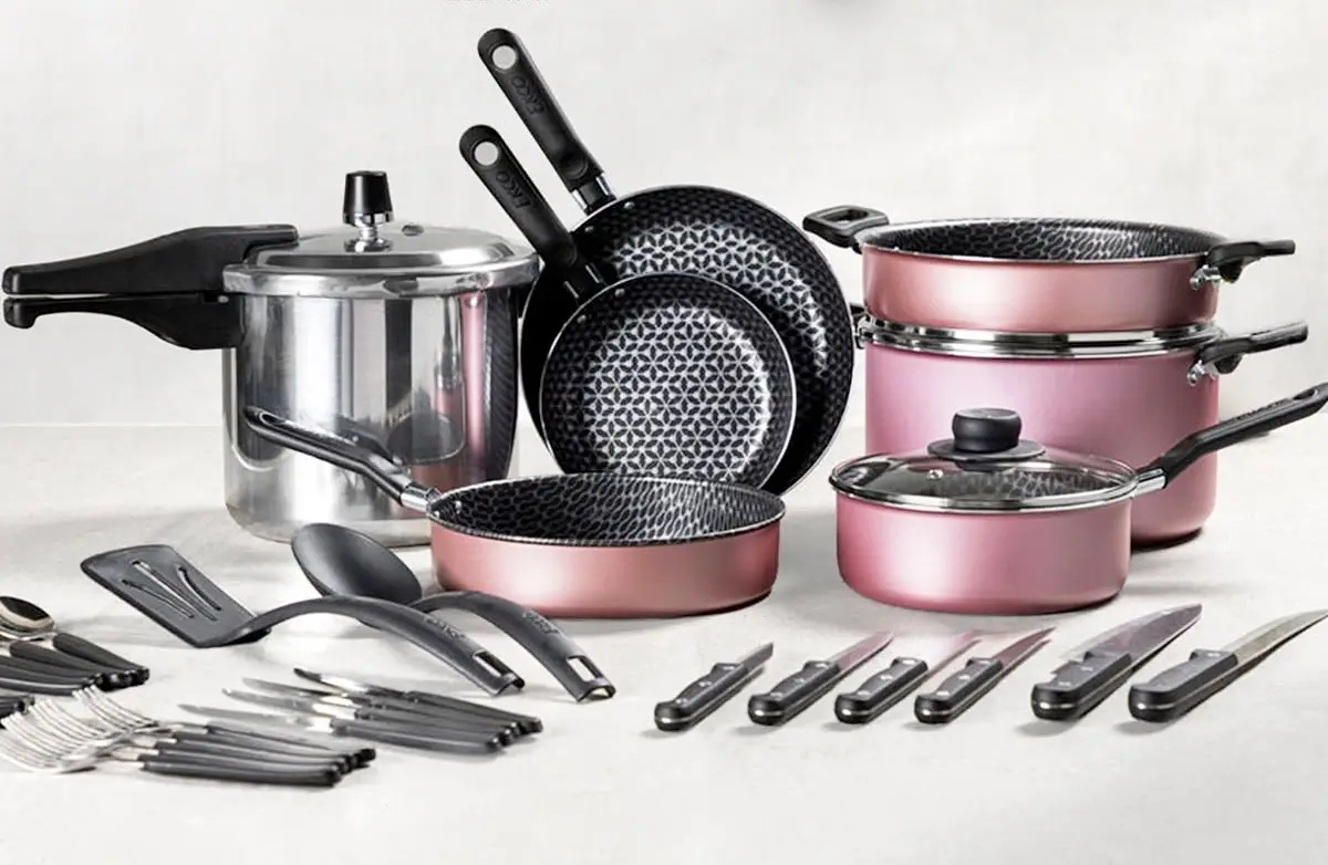 Un conjunto de utensilios de cocina de la marca Vasconia en color acero y rosa, con perillas negras.