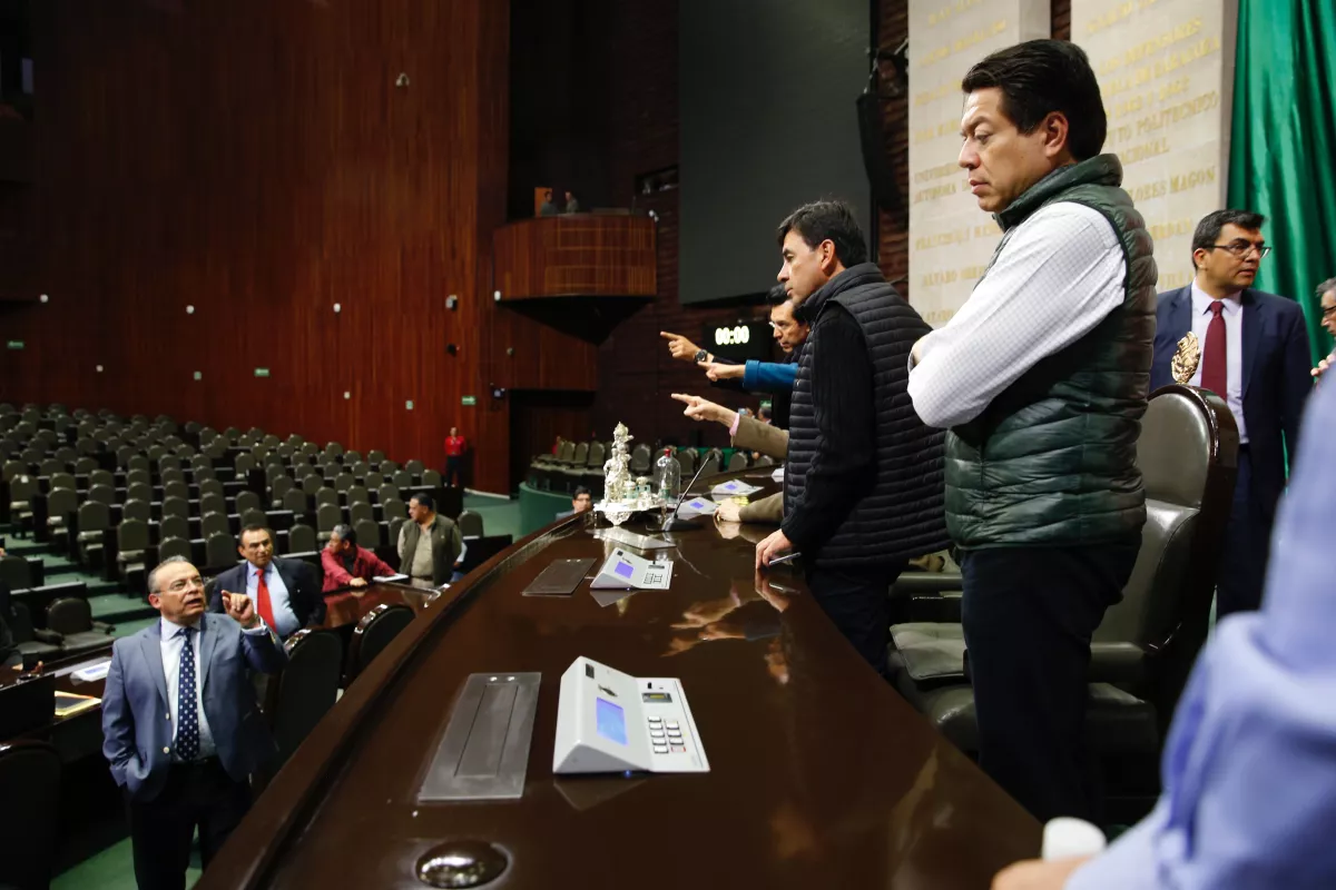 Mario delgado pensativo